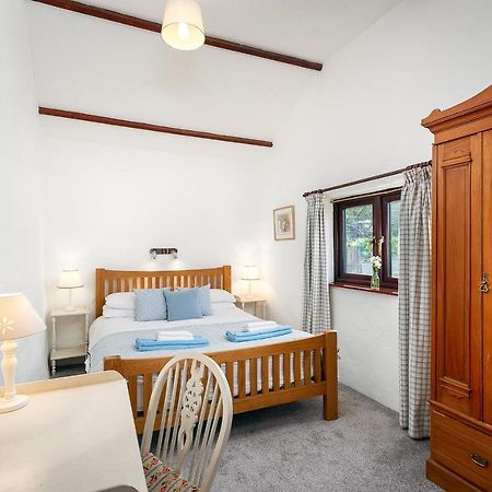 The Snug At Cornish Barn Holidays Truro Bagian luar foto