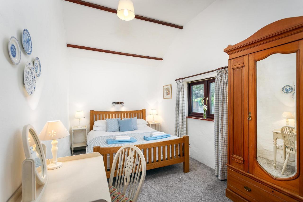 The Snug At Cornish Barn Holidays Truro Bagian luar foto